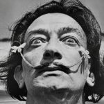 Salvador Dalí y Su Oso Hormiguero: La Curiosa Historia del Paseo por las Calles de París